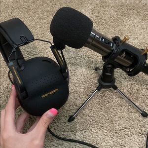 PODCAST MICROPHONE & HEADPHONES